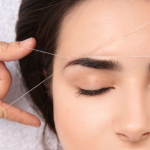 Depilación con hilo orgánico — Diseño y Depilación de Cejas
